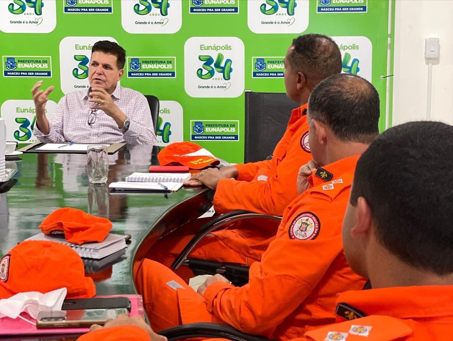 Secretário Paulo Dapé conduz reunião para fortalecer parceria entre Prefeitura de Eunápolis e Corpo de Bombeiros 7