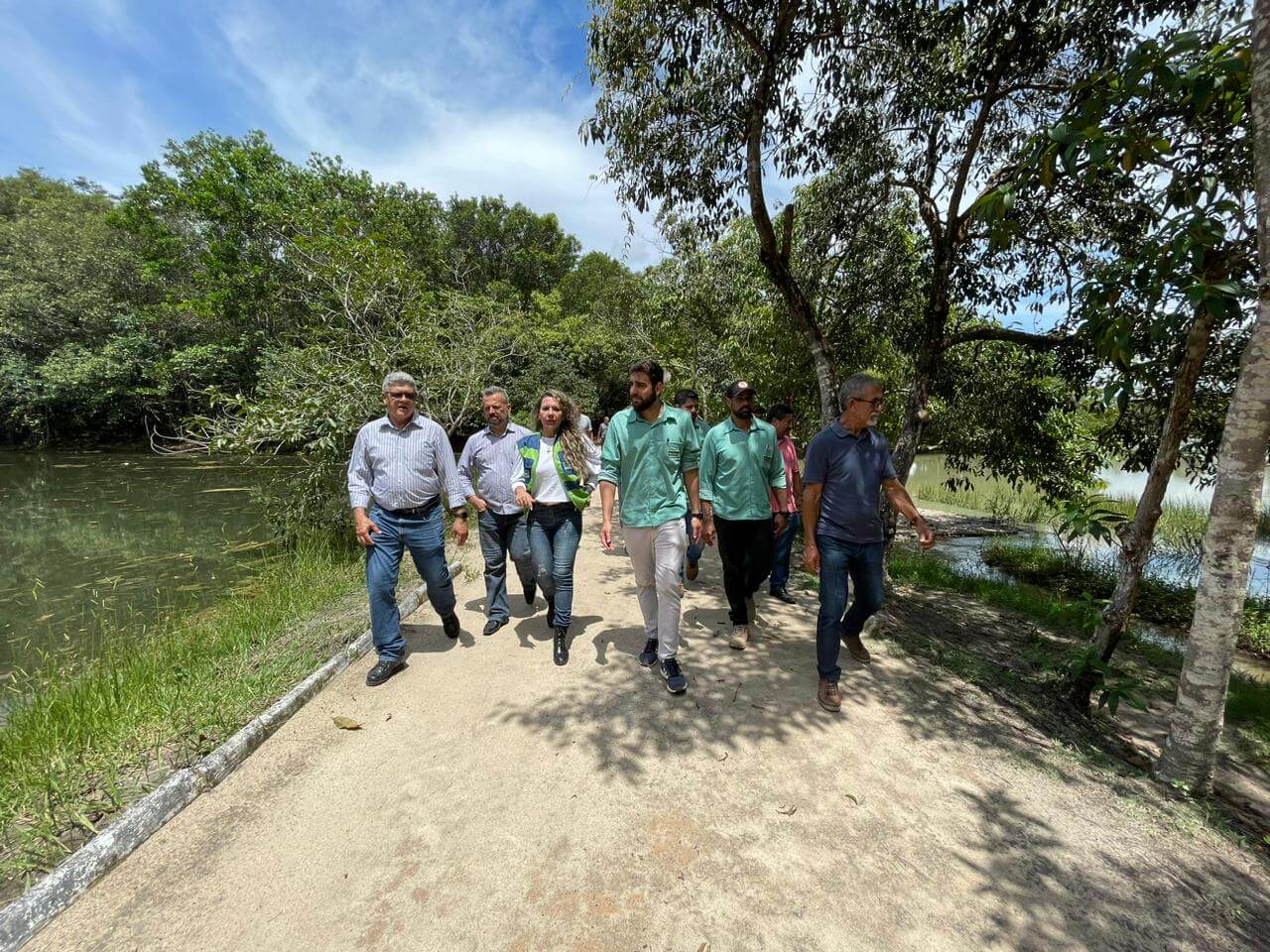 Prefeita Cordélia Torres vistoria obras e visita áreas afetadas pela chuva em Eunápolis 5