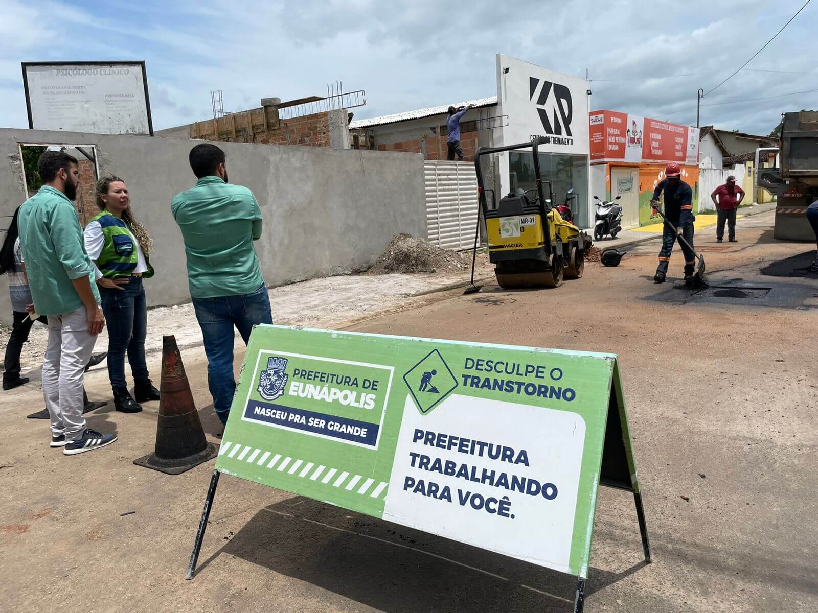 Prefeita Cordélia Torres vistoria obras e visita áreas afetadas pela chuva em Eunápolis 7