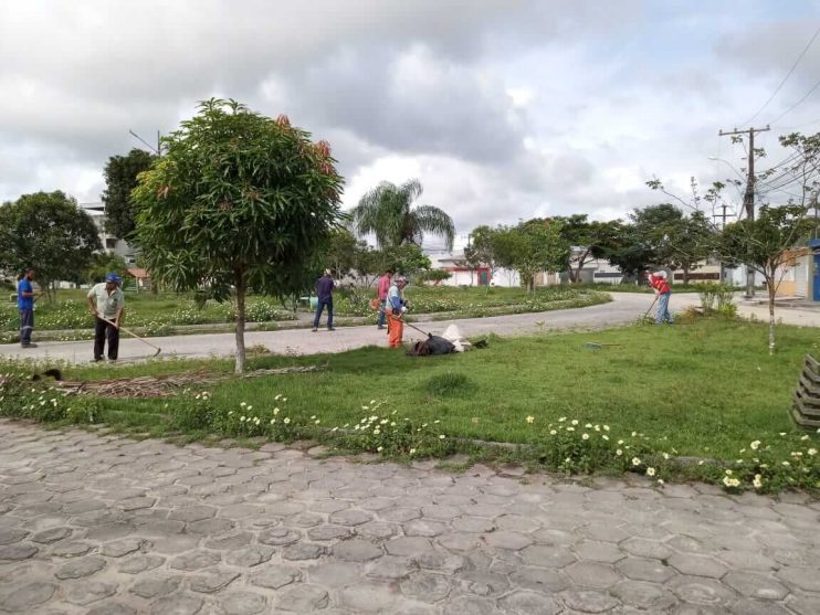 Prefeitura de Eunápolis realiza intensa ação de limpeza urbana após chuvas 9