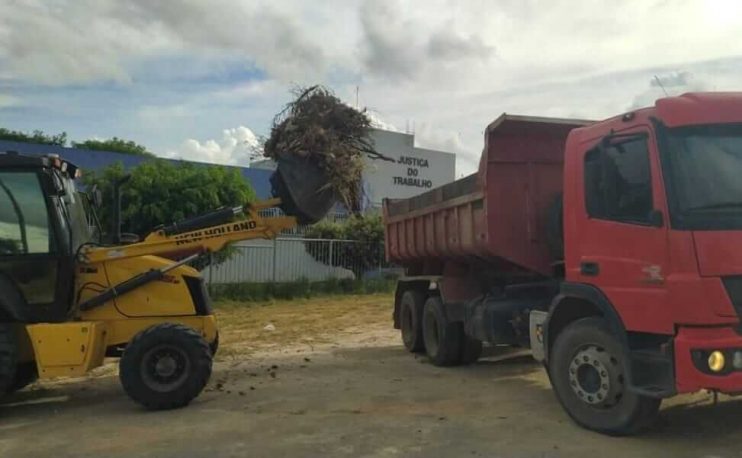 Prefeitura de Eunápolis realiza intensa ação de limpeza urbana após chuvas 13
