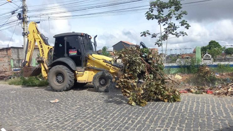 Prefeitura de Eunápolis realiza intensa ação de limpeza urbana após chuvas 16