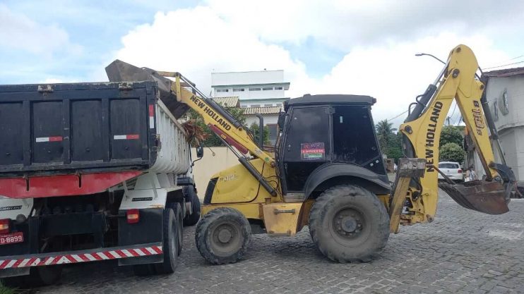 Prefeitura de Eunápolis realiza intensa ação de limpeza urbana após chuvas 17