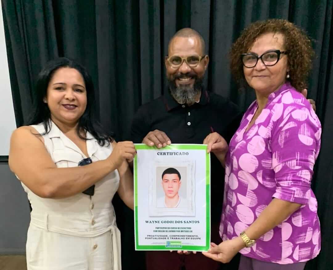 Prefeitura de Eunápolis entrega certificados para primeira turma do curso de esculturas 43