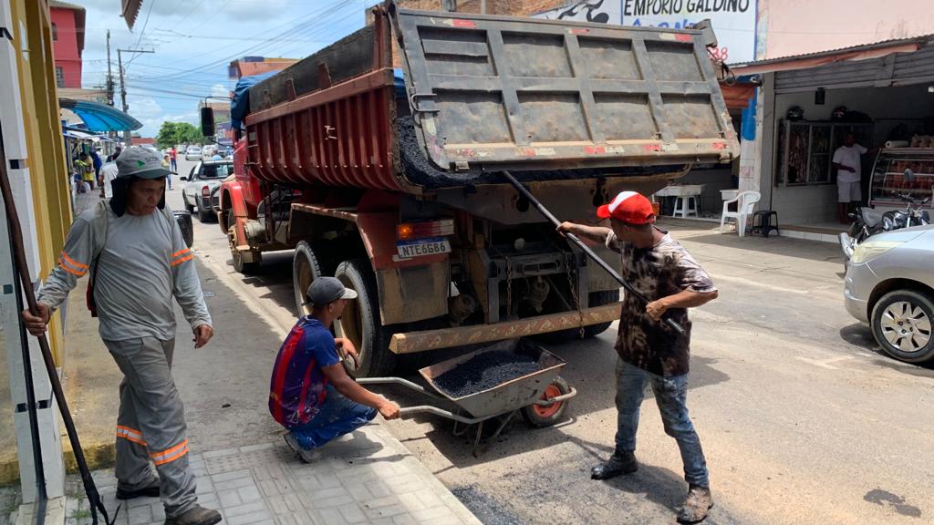 Prefeitura de Eunápolis intensifica "Operação Tapa-buracos" para recuperar malha viária após chuvas 5
