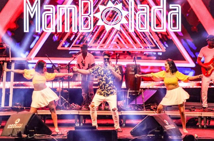 MAMBOLADA FAZ SHOW CALIENTE NA PASSARELA 20