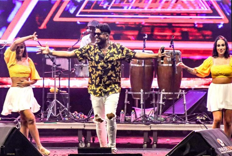 MAMBOLADA FAZ SHOW CALIENTE NA PASSARELA 11