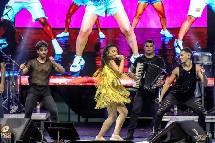 MAMBOLADA FAZ SHOW CALIENTE NA PASSARELA 170