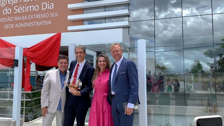 Prefeita Cordélia Torres e Paulo Dapé são homenageados na inauguração da sede da Igreja Adventista 19