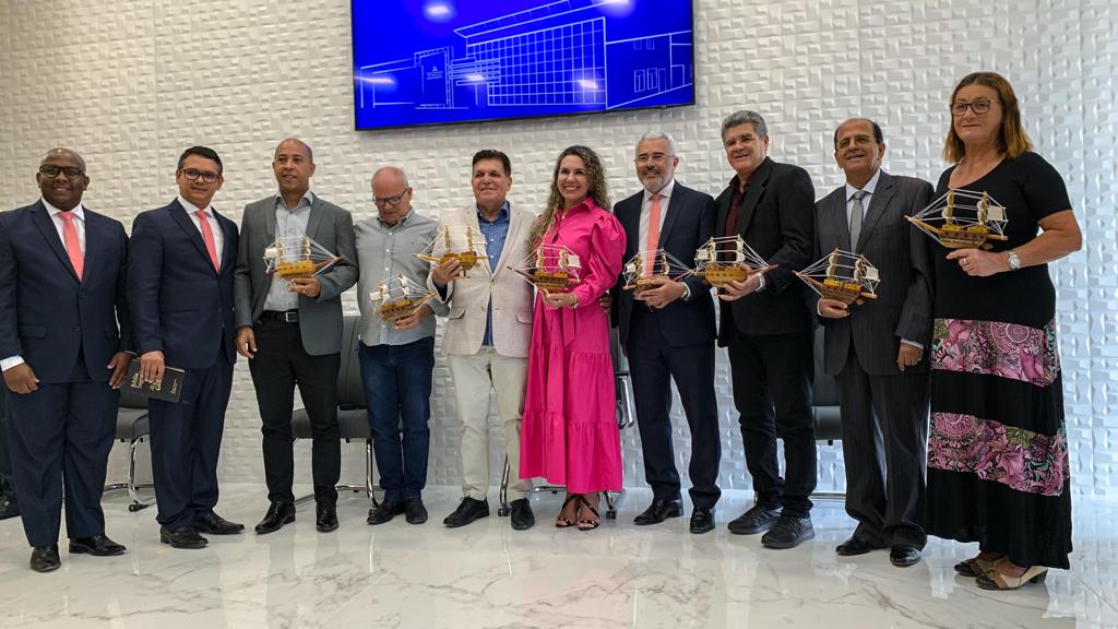 Prefeita Cordélia Torres e Paulo Dapé são homenageados na inauguração da sede da Igreja Adventista 8