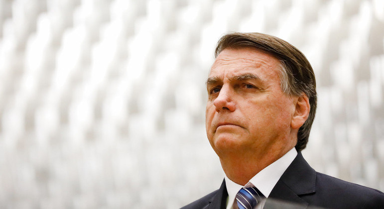 Bolsonaro é internado nos Estados Unidos após sentir 'dores abdominais' 16