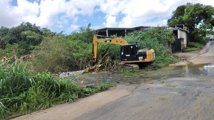 Prefeitura de Eunápolis desobstrui outra represa no bairro Rosa Neto para evitar alagamentos 5