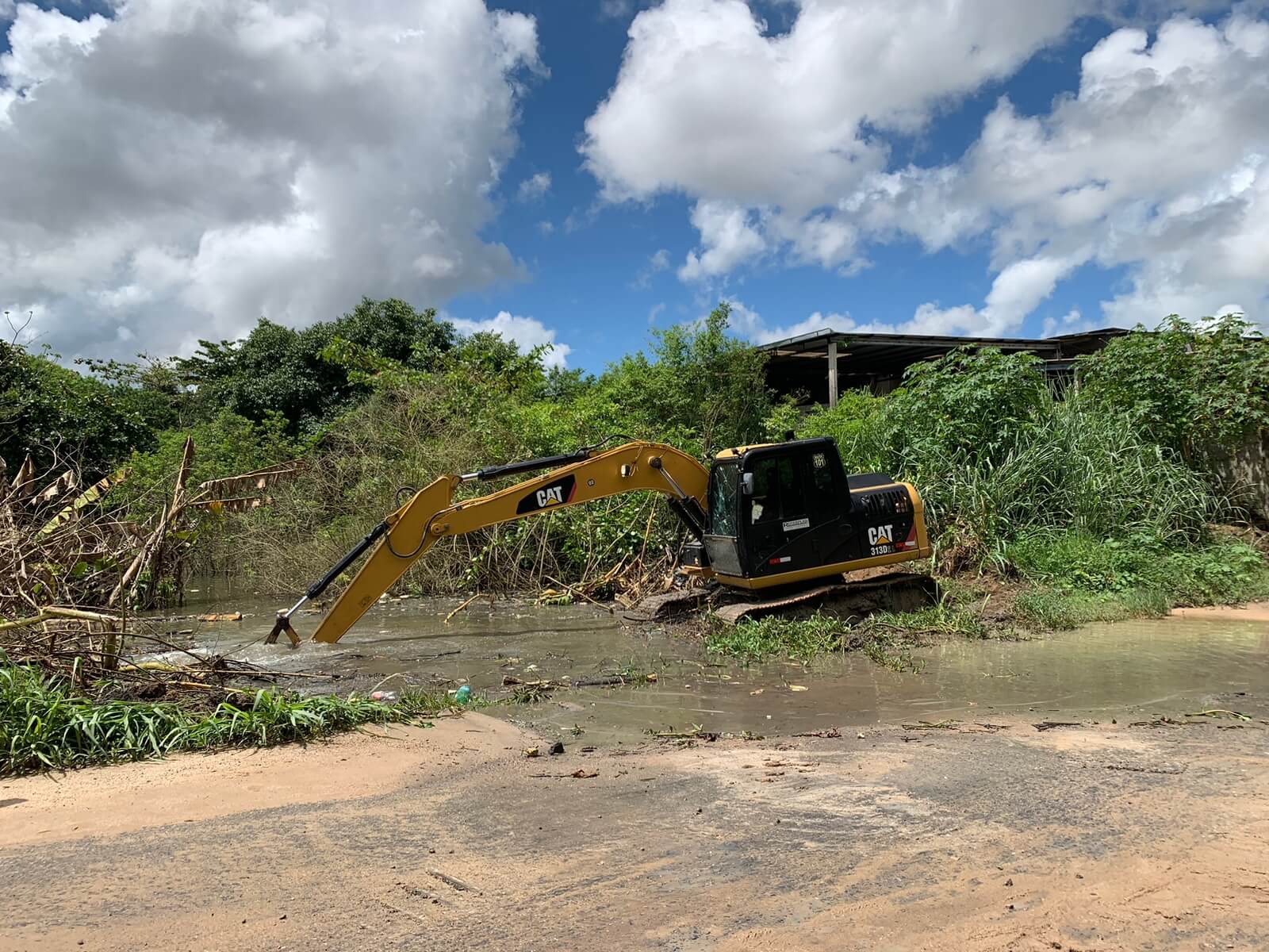 Prefeitura de Eunápolis desobstrui outra represa no bairro Rosa Neto para evitar alagamentos 6