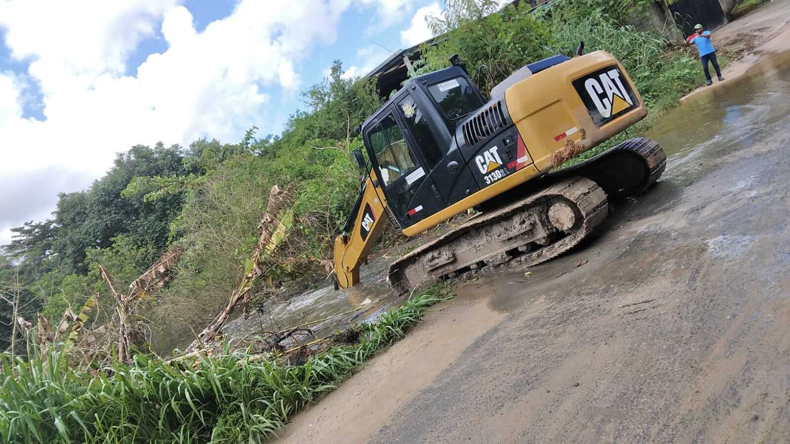Prefeitura de Eunápolis desobstrui outra represa no bairro Rosa Neto para evitar alagamentos 29