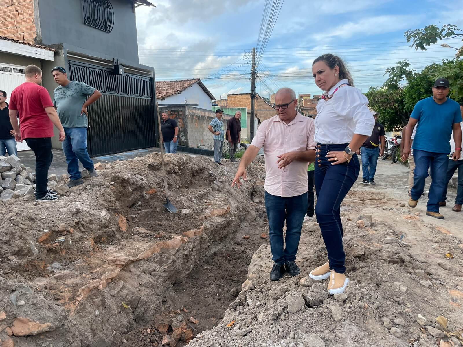 Prefeita Cordélia Torres vistoria obras do Recanto dos Idosos e da Rua Canta Galo 7