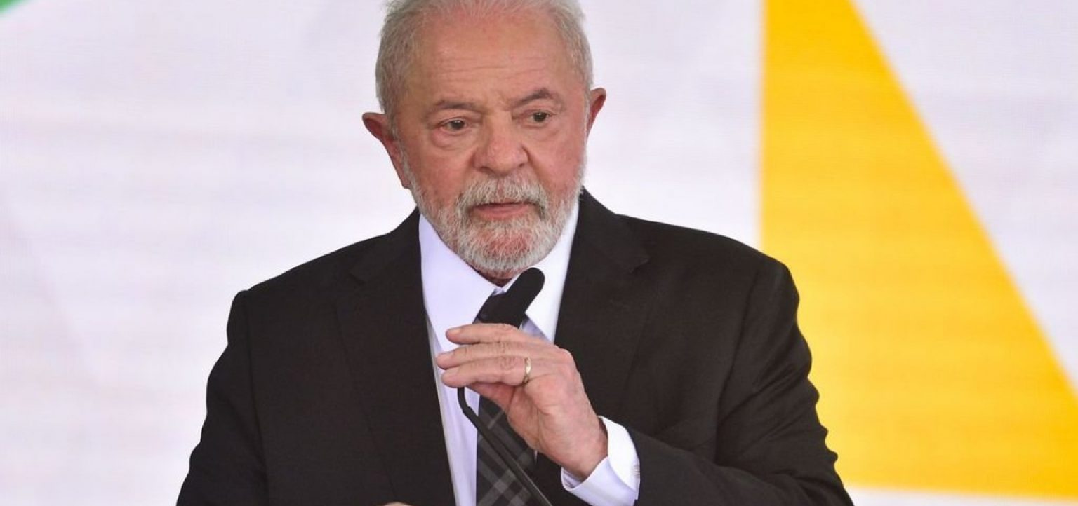 Lula anuncia que aumento do salário mínimo para R$ 1.320 ocorrerá em maio Lula anuncia que aumento do salário mínimo para R$ 1.320 ocorrerá em maio 13