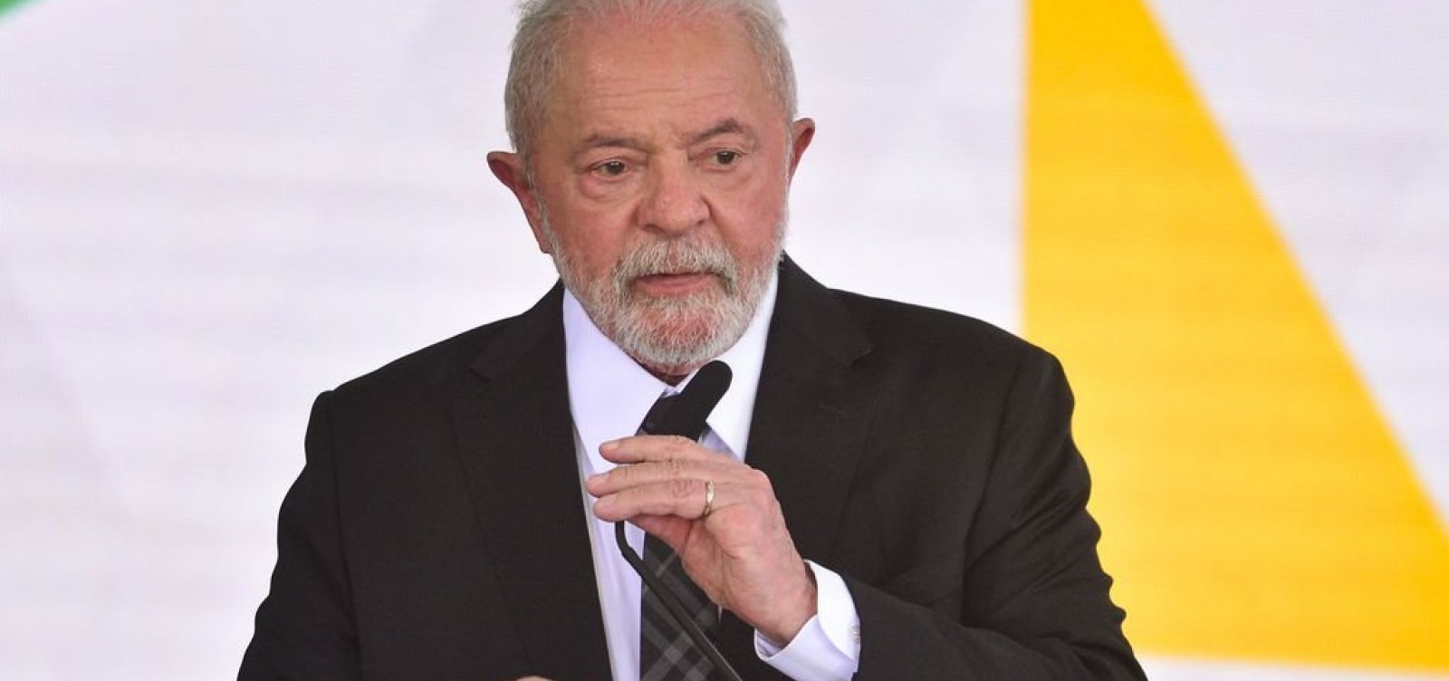 Lula anuncia que aumento do salário mínimo para R$ 1.320 ocorrerá em maio 1