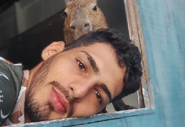 Morador do Amazonas viraliza nas redes sociais ao mostrar amizade com capivara 8