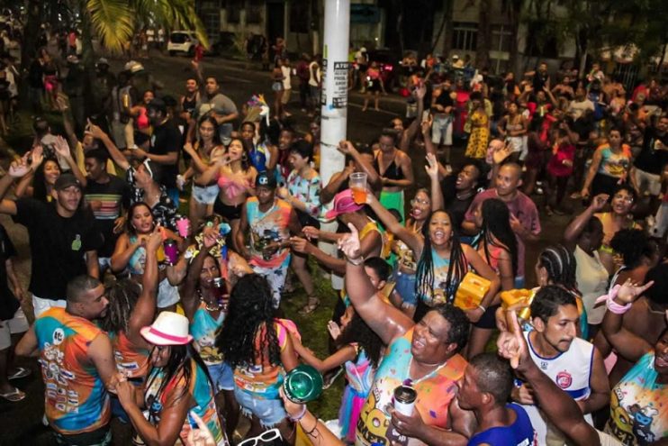 Carnaval de Ilhéus: Bloco 20 Comer e Os Caretas puxam folia e mantêm tradição na Avenida 13