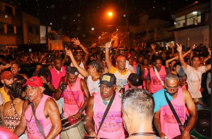 Carnaval em Ilhéus: prefeito se une a foliões e prestigia desfile do Bloco Zé Pereira no Pontal 4