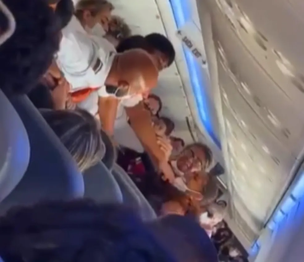 Passageiras brigam dentro de avião em Salvador 1