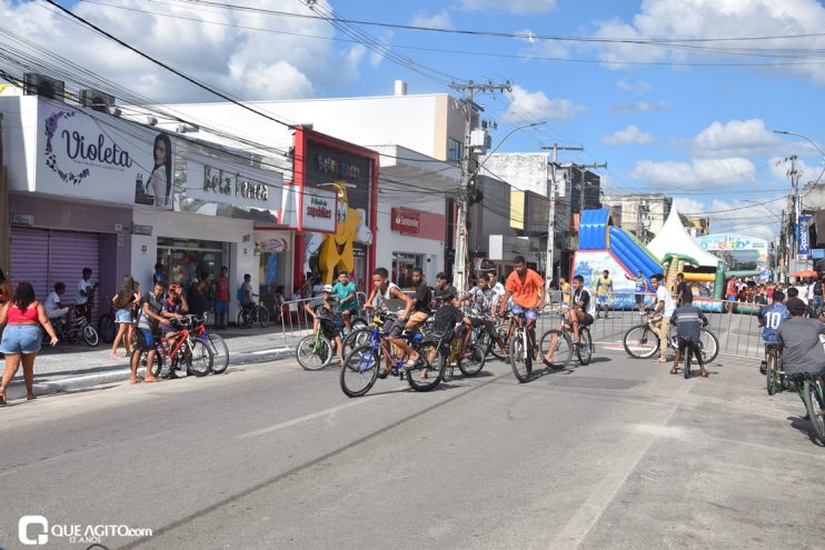 "Rua da Alegria" atrai centenas de famílias para diversão na Avenida Porto Seguro 53