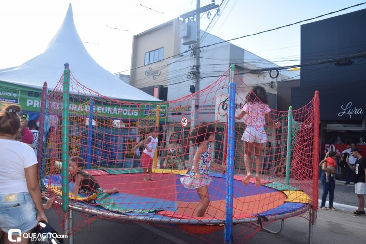 "Rua da Alegria" atrai centenas de famílias para diversão na Avenida Porto Seguro 85