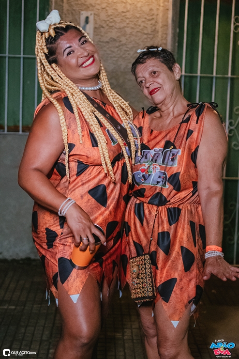 Os Flintstones invadem o Carnaval de Porto Seguro com o Bloco Adão e Eva 101