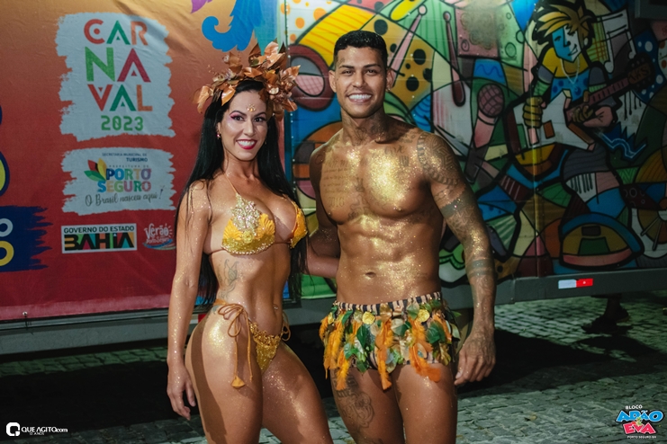 Os Flintstones invadem o Carnaval de Porto Seguro com o Bloco Adão e Eva 212