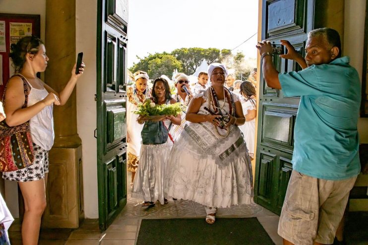 FESTA DE IEMANJÁ NO ARRAIAL D*AJUDA: UM SUCESSO DE TRADIÇÃO E FÉ 21