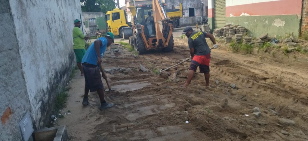 Prefeitura de Belmonte trabalha para solucionar problemas de alagamento em ruas do município. 6