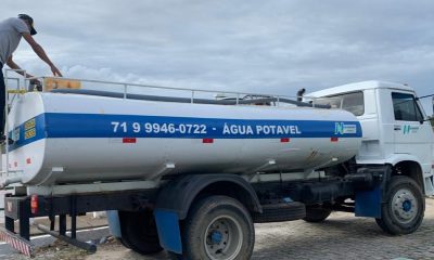 Com água potável o CarnaBelgas mantêm o banho de água com carro-pipa durante o arrastão 80