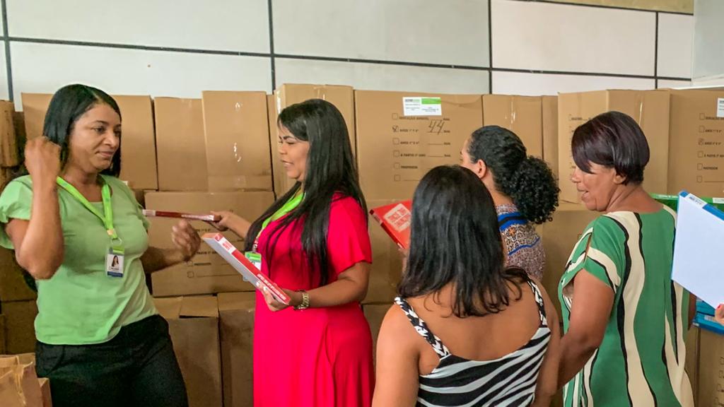 Prefeitura de Eunápolis inicia distribuição de cerca de 20 mil livros didáticos para rede municipal de ensino 8