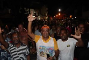 Carnaval em Ilhéus: prefeito se une a foliões e prestigia desfile do Bloco Zé Pereira no Pontal 24