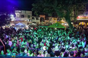 Carnaval em Ilhéus: prefeito se une a foliões e prestigia desfile do Bloco Zé Pereira no Pontal 25