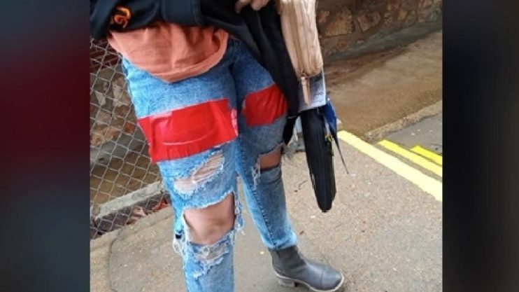 Mãe critica escola por cobrir jeans rasgado da filha com fita adesiva 8