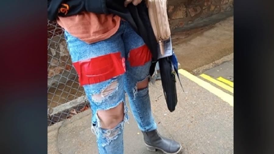Mãe critica escola por cobrir jeans rasgado da filha com fita adesiva 2