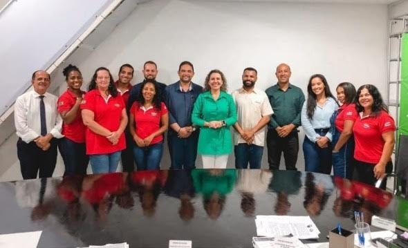 Prefeita Cordélia Torres sanciona lei que reajusta salário dos agentes de saúde e combate às endemias 6