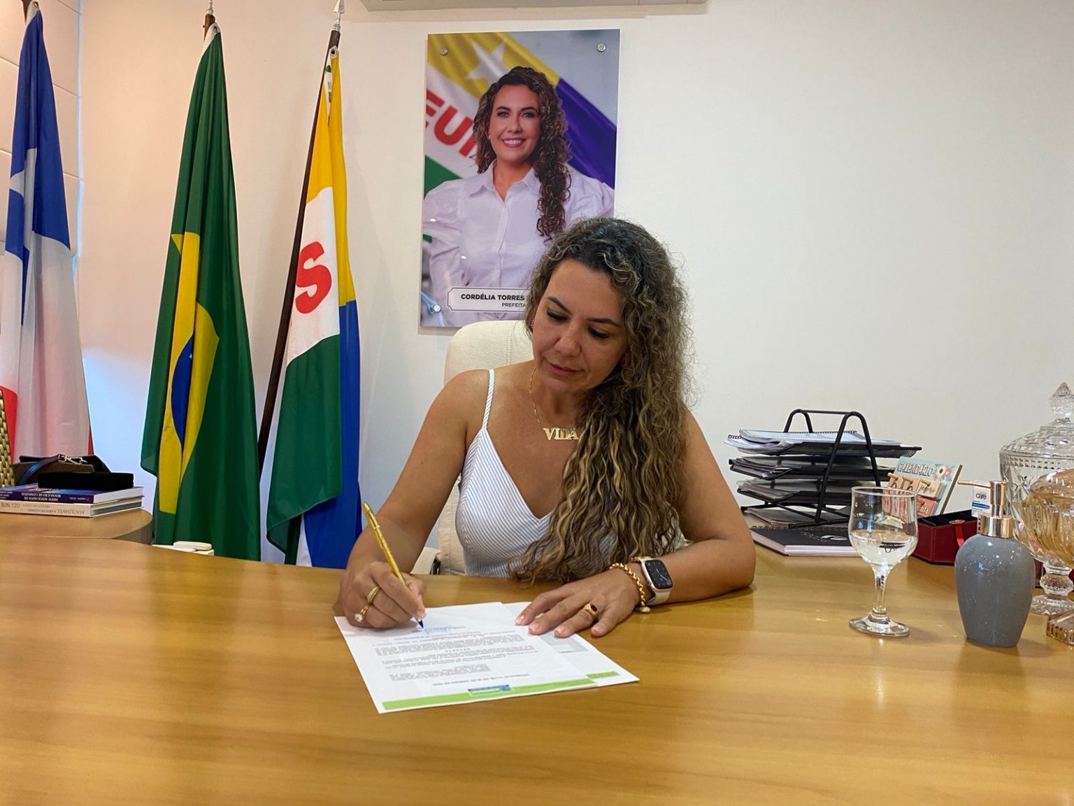 Prefeita Cordélia Torres sanciona lei que reajusta salário dos agentes de saúde e combate às endemias Prefeita Cordélia Torres sanciona lei que reajusta salário dos agentes de saúde e combate às endemias 10