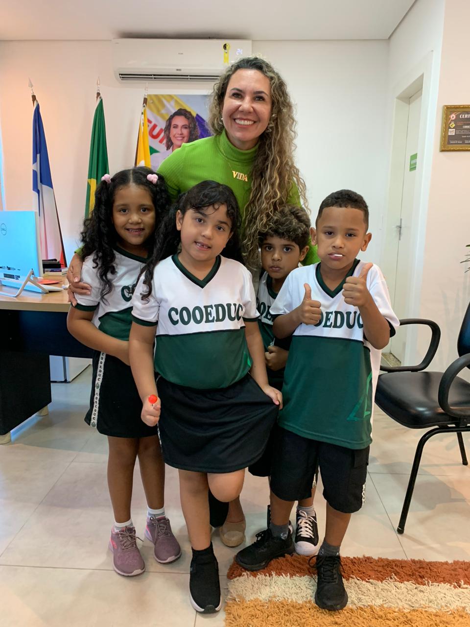 Prefeita Cordélia Torres recebe alunos da rede municipal de ensino premiados com bolsa de estudos na COOEDUC 8