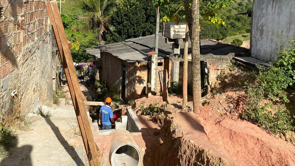 Prefeitura de Eunápolis executa obra de drenagem em rua para evitar alagamentos na Urbis I 8