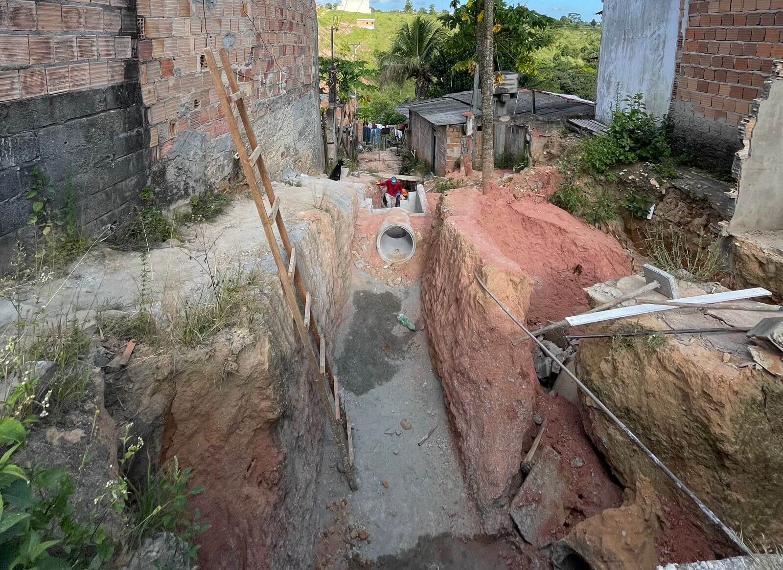 Prefeitura de Eunápolis executa obra de drenagem em rua para evitar alagamentos na Urbis I 7