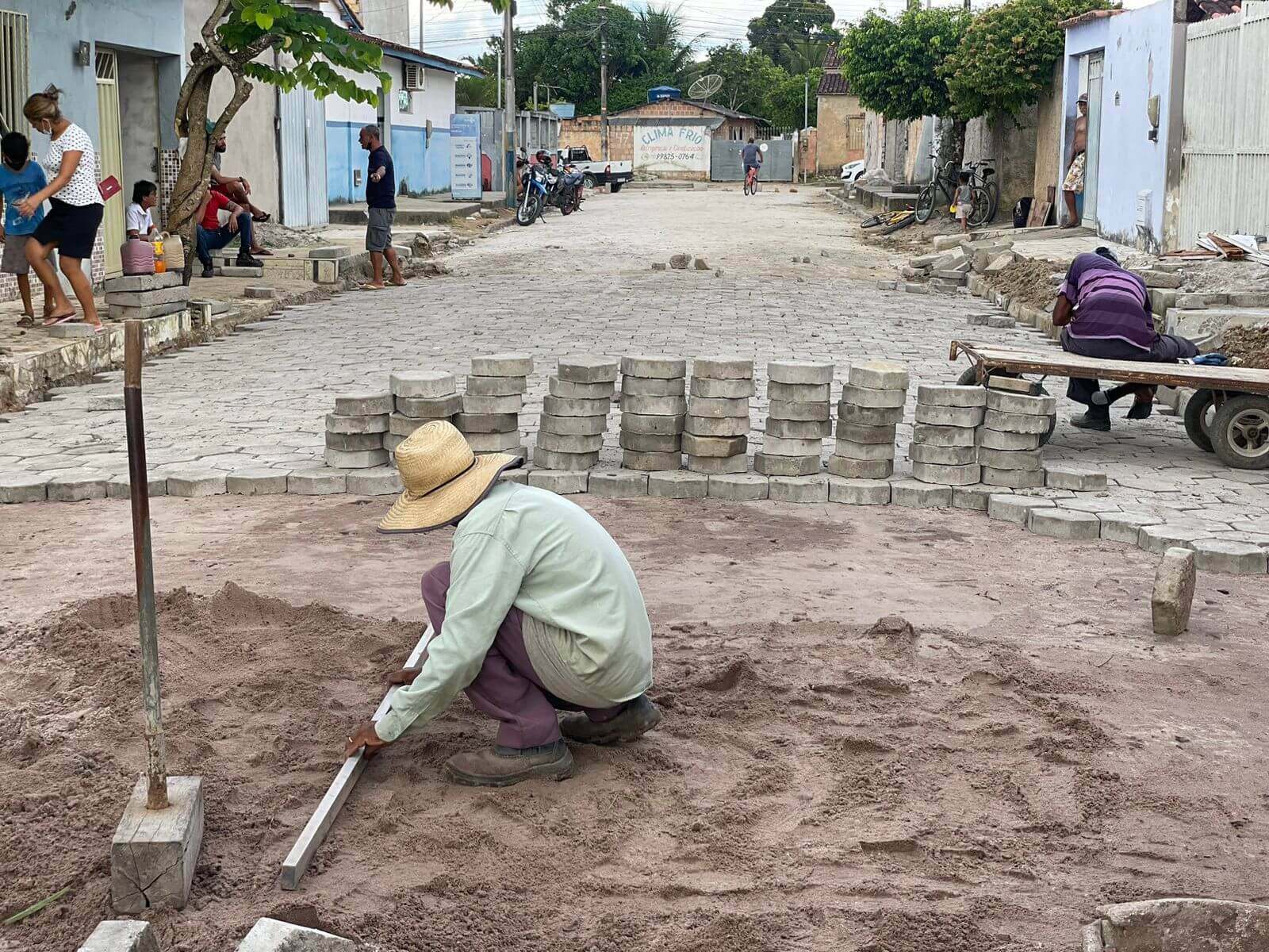 Prefeita vistoria pavimentação da Rua Flamingo e anuncia novas obras para o Moisés Reis 5