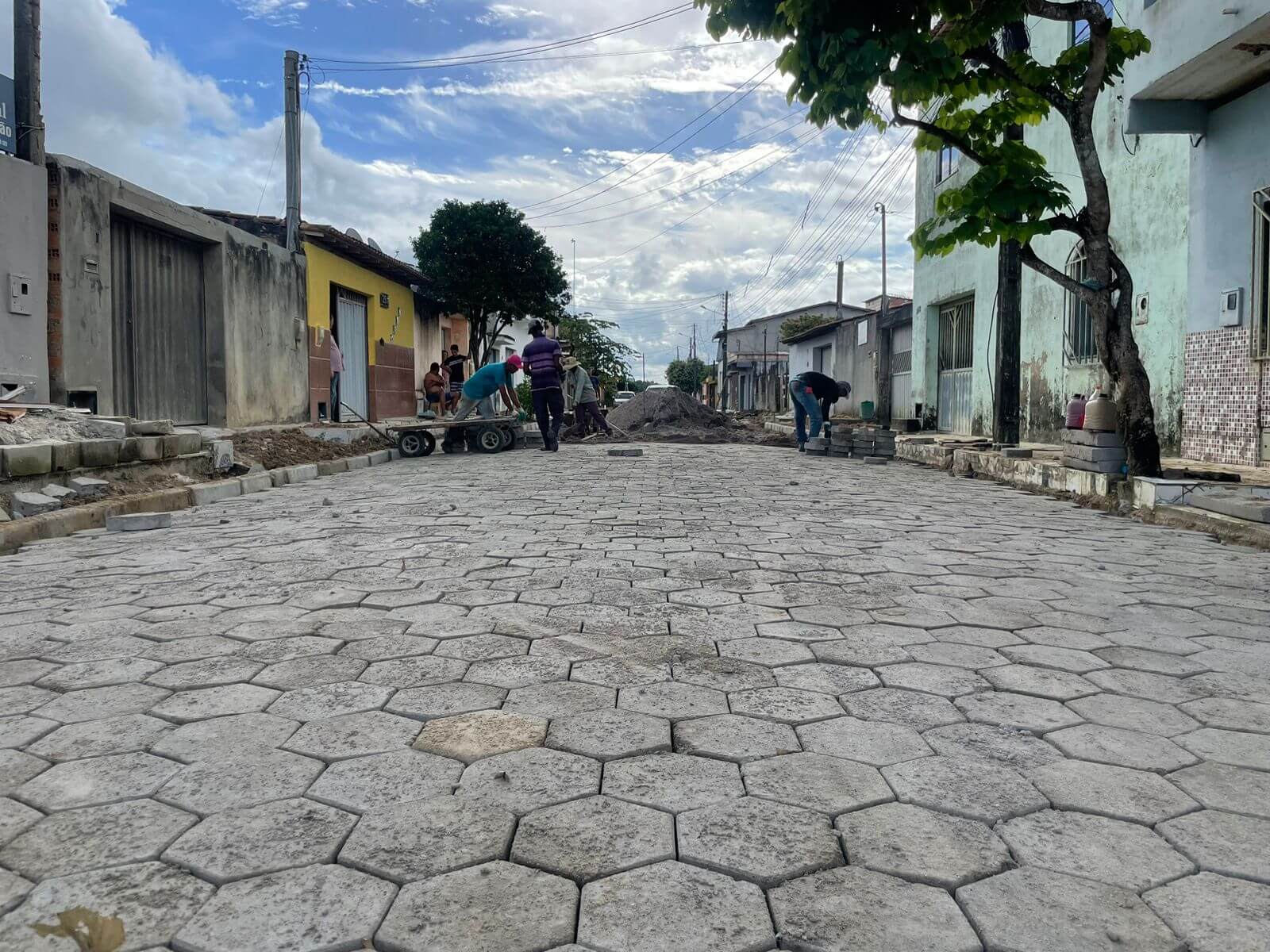 Prefeita vistoria pavimentação da Rua Flamingo e anuncia novas obras para o Moisés Reis 6