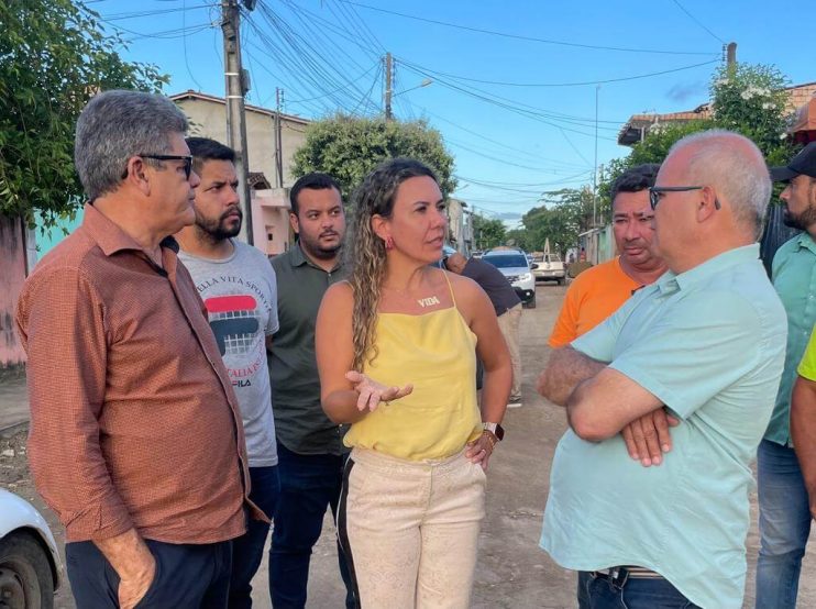 Prefeita vistoria pavimentação da Rua Flamingo e anuncia novas obras para o Moisés Reis 6