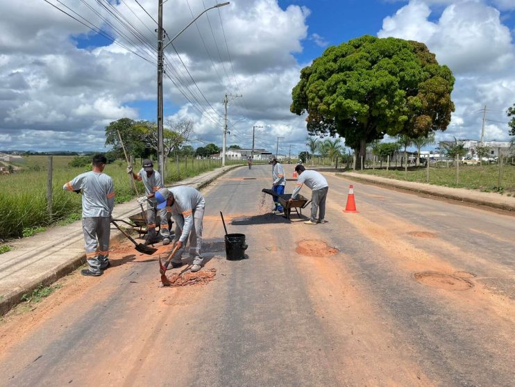 Prefeitura avança com Operação Tapa-buracos por diversos bairros de Eunápolis 12