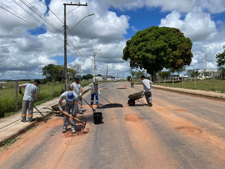 Prefeitura avança com Operação Tapa-buracos por diversos bairros de Eunápolis 11