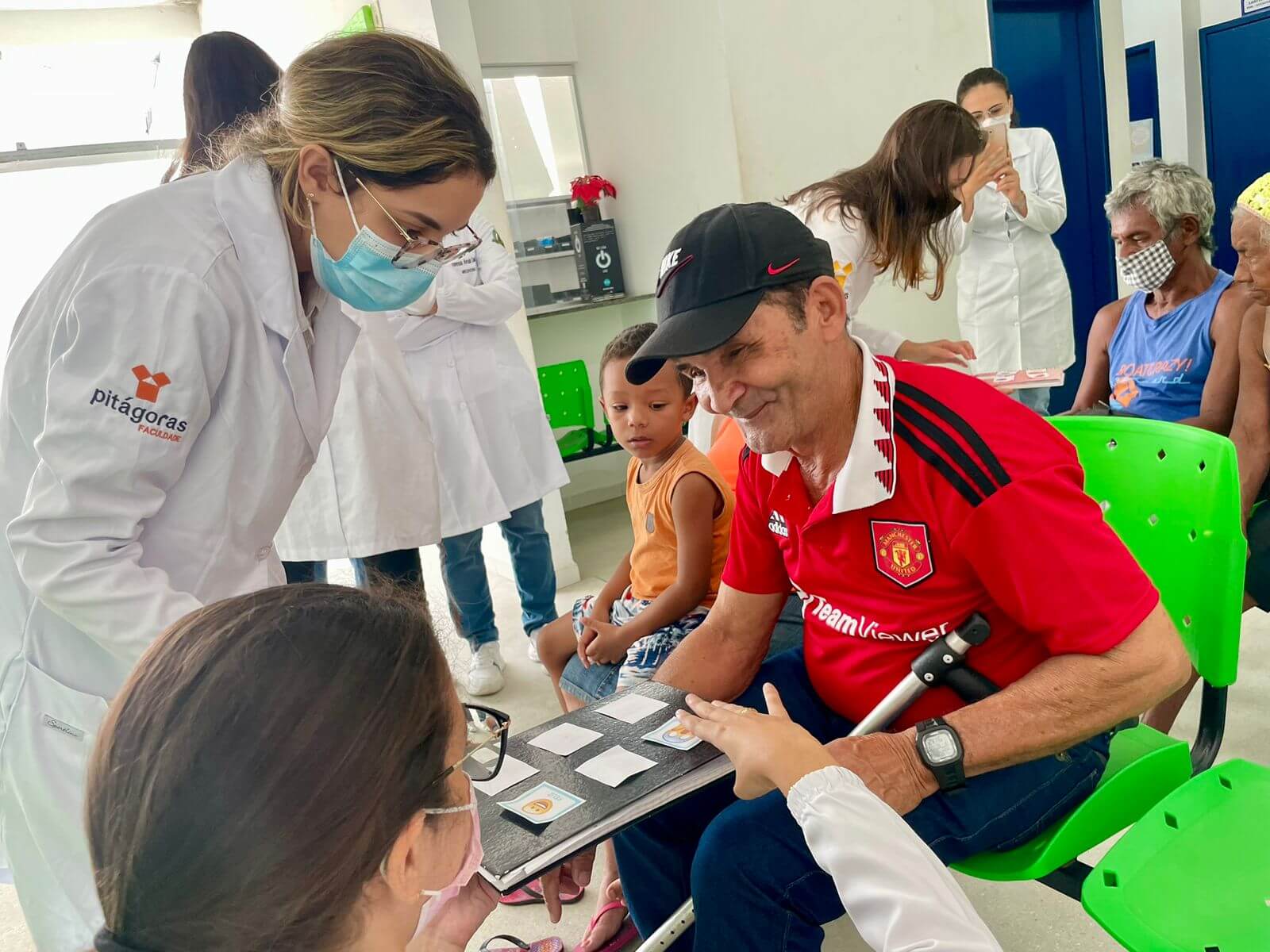 Parceria entre Prefeitura de Eunápolis e Faculdade Pitágoras promove palestra sobre cuidado com os idosos em UBS 7