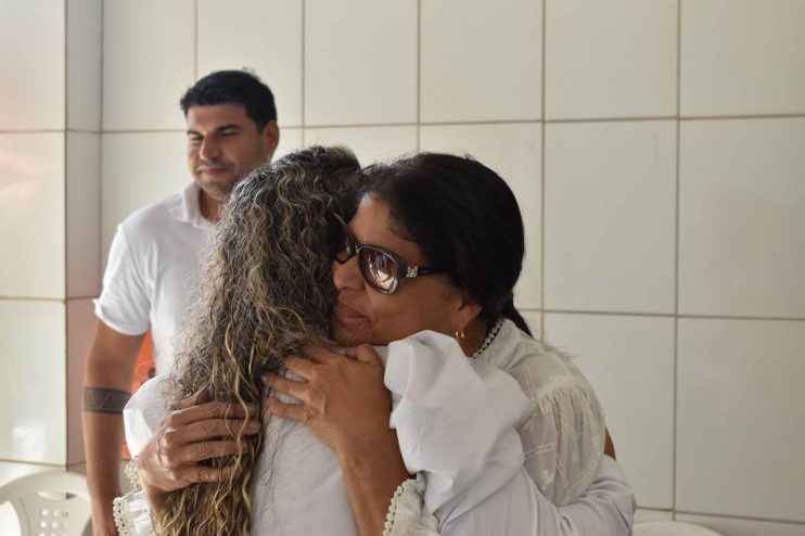 Prefeita Cordélia Torres comemora Dia da Mulher com garis em Eunápolis 10