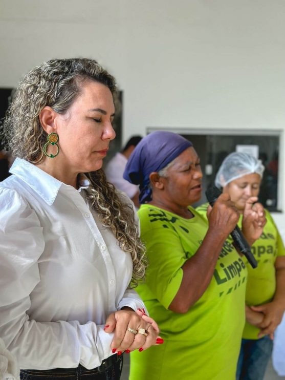 Prefeita Cordélia Torres comemora Dia da Mulher com garis em Eunápolis 12